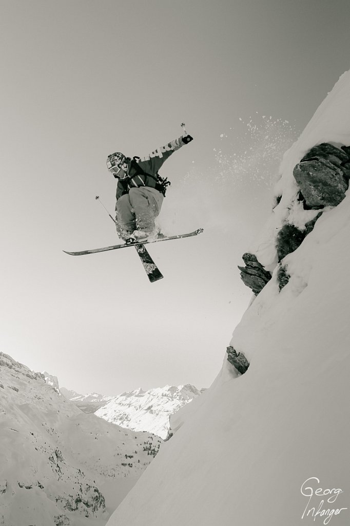 Herbert Kuster in Engelberg - cliff drop engelberg freeride herbert kuster schwarzweiss skiing 